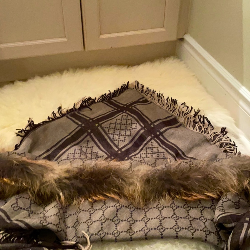 Gucci scarf/wrap with fur